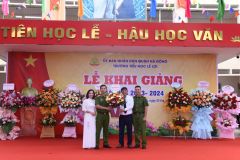 Công an phường Hà Cầu tặng hoa chúc mừng nhà trường.
