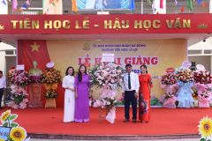 Bà Hoàng Thị Minh Hương - Phó trưởng phòng Giáo dục Tiểu học - Sở Giáo dục và Đào tạo Thành phố Hà Nội tặng hoa chúc mừng nhà trường.